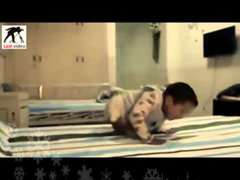 طفل مبتور الساقين يرقص على أغنيته المفضلة