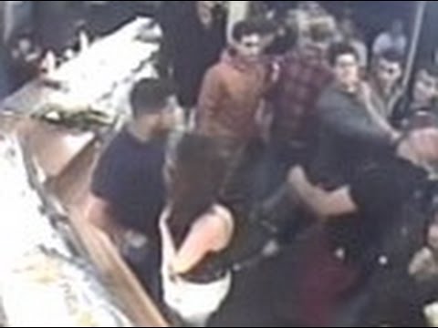 بريطاني يعاقب ساقي الخمر بلكمة تسقطه أرضًا