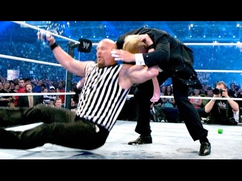 بالفيديو  ستون كولد يطرح دونالد ترامب أرضًا داخل حلبة wwe