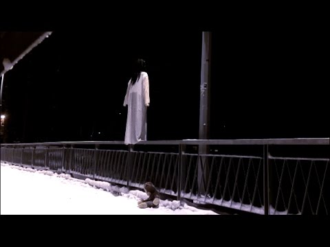 شاهد ردّ فعل المارّة على فتاة تنتحر من أعلى بناية