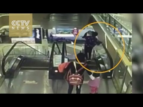 لحظة سقوط رضيع من يد جدته على السلالم الكهربائية