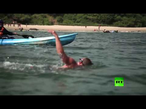 شاهد سباح بريطاني يتحدى أسماك القرش والطقس لعبور المحيط الأطلسي