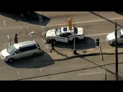 لص يسرق سيارة ويصطدام بحافلة