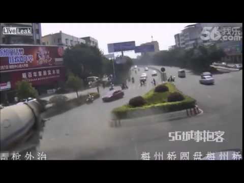 حادث دهس سيارة بين شاحنتي نقل أسمنت