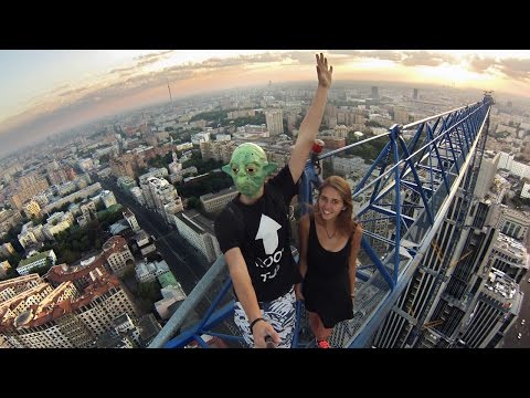 روسيان يصعدان فوق كراكة ترتفع 120 مترًا