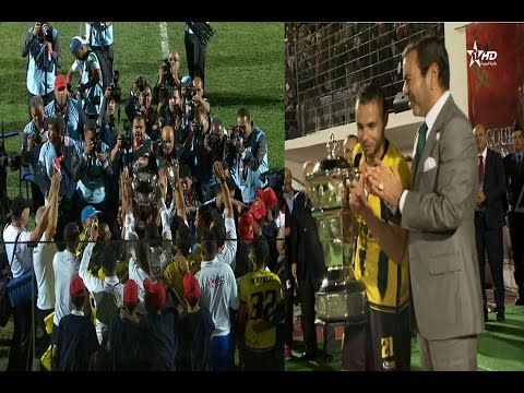 شاهد الأمير رشيد يسلّم المغرب الفاسي كأس العرش