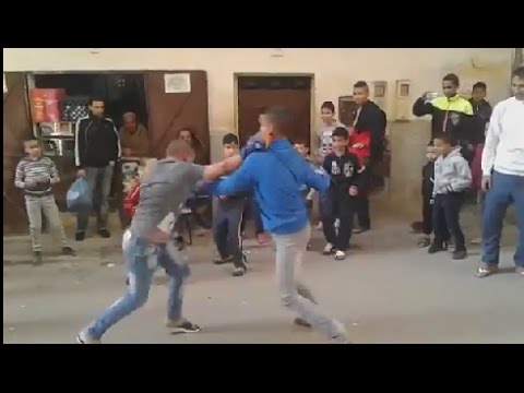 مباراة ملاكمة ثميرة من نوع خاص بين الشباب