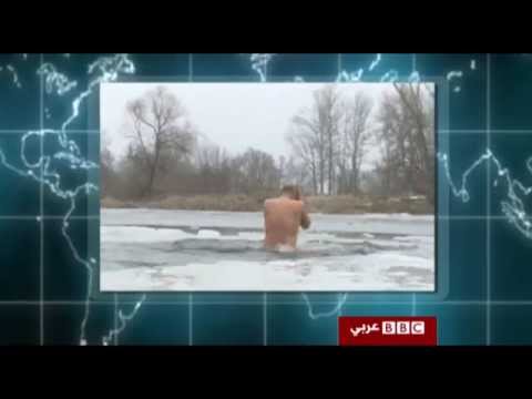 أوكرانيون يغطسون في المياه المتجمِّدة احتفالًا بالعيد