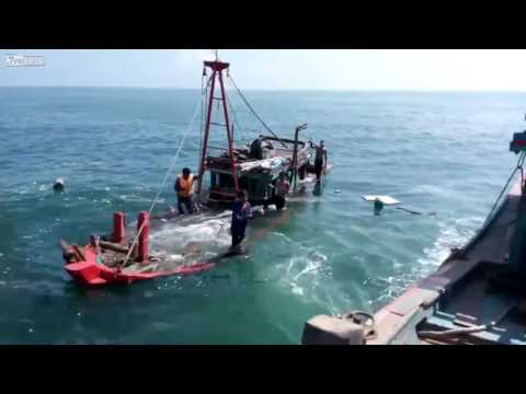 شاهد لحظة غرق قارب وقفز البحارة في اللحظة الأخيرة