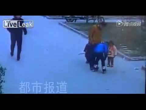 لحظة انفجار فتحة صرف في وجه طفل