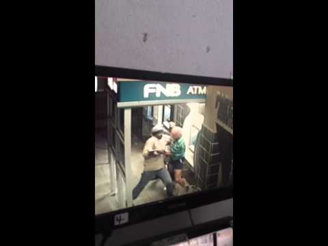 لصان يهاجمان رجلًا ويطعنانه لسرقة أمواله