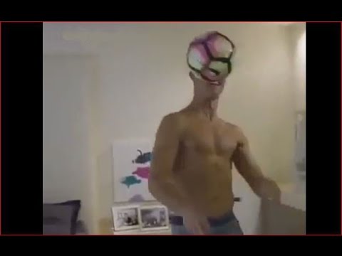 رونالدو يستعرض مهاراته عاريًا