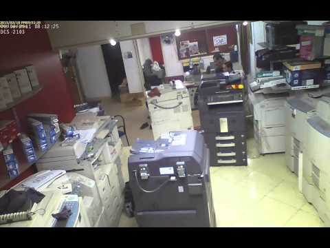 لص يستغل انشغال العمَّال بأداء الصلاة لسرقتهم