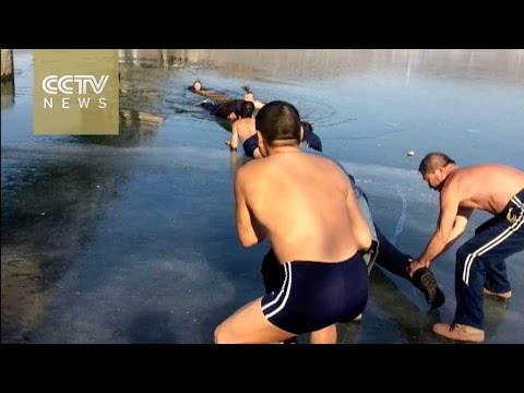 متطوعون يسبحون في الثلج لإنقاذ متزلجين من التجمد