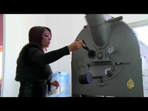 شاهد استخلاص قهوة من نوى التمر في فلسطين