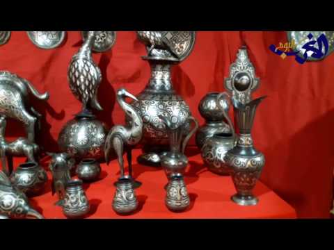 شاهد صانع تقليدي ينقش على الأواني الفضية