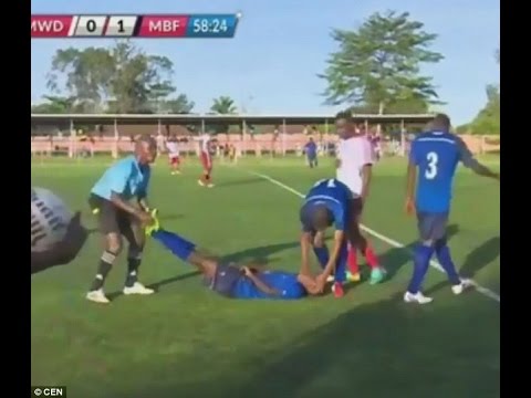 شاهد لاعب تنزاني يسقط ميتًا بالمباراة
