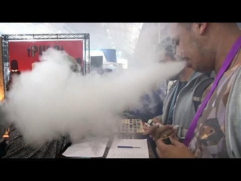 شاهد تقرير أميركي يحذر من مخاطر السجائر الإلكترونية