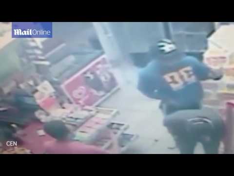 لص منحوس يهاجم متجرًا أحد زبائنه ضابط شرطة