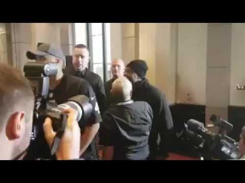 شاهد ملاكم يضرب خصمه خلال مؤتمر صحافي