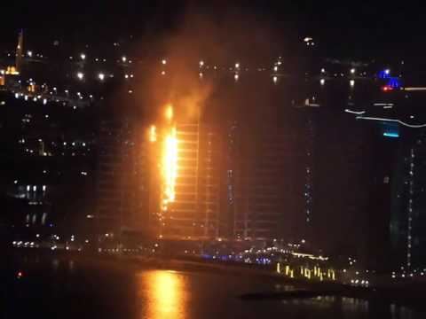 شاهد لحظة اشتعال النيران في أحد المباني في دبي