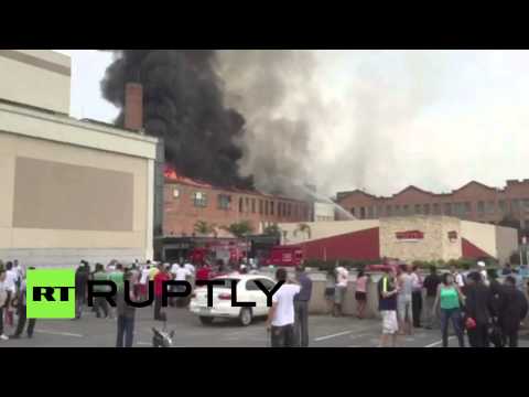 حريق هائل يدمر مركز ريو التجاري