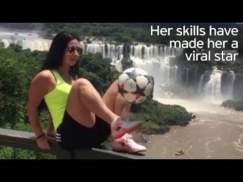 فتاة حسناء تنافس رونالدو وميسي