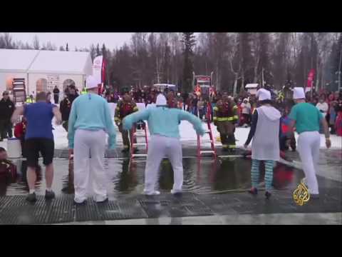 شاهد انطلاق مسابقة الغطس داخل الماء البارد في أميركا