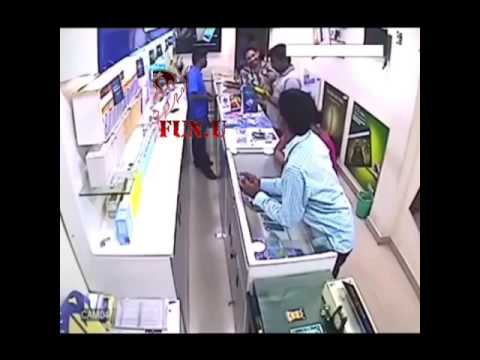 هندي يسرق هاتف آي فون بمساعدة زوجته