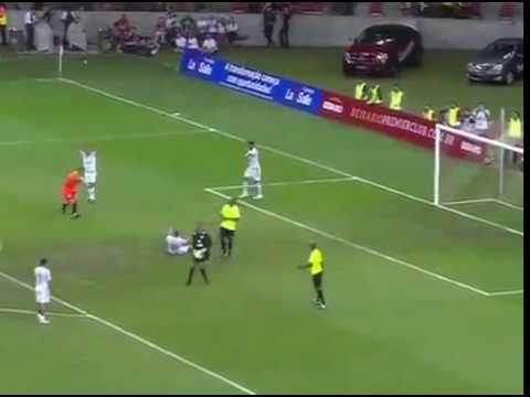 حكم يحتسب ضربة جزاء من ركلة جزاء آخرى