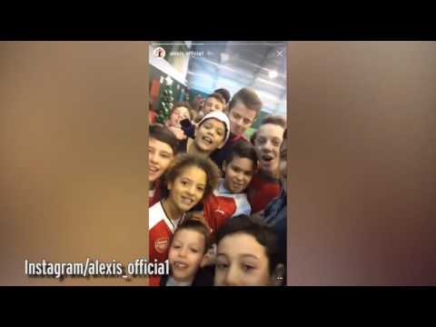 سانشيز يحتفل بعيد الميلاد مع 150 طفلًا من مشجعي آرسنال