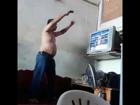 شاهد مشجّع مباريات الملاكمة الأكثر إخلاصًا في العالم