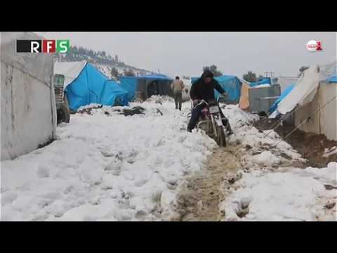 ثلوج وبرد قارس يزيد من معاناة الأطفال والنازحين في سورية