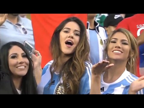 جميلات سرقن اهتمام الكاميرا بمباريات كرة القدم حول العالم