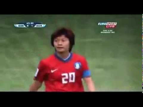 شاهد لاعبة كرة قدم تمسك الطابة بيدها خلال المباراة وتكمل الهجمة