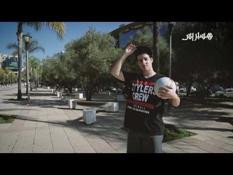 شاهد شاب يلعب بالكرة بطريقة ماهرة