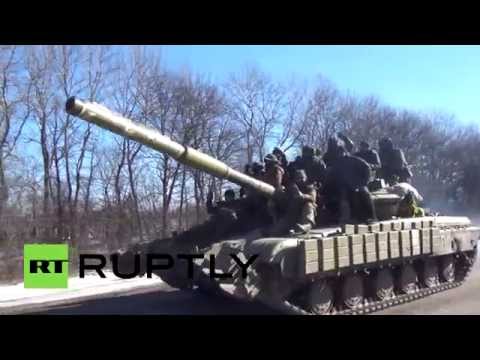 جندي أوكراني يسقط من فوق مدرعة