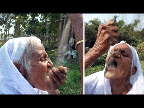 عجوز تأكل الرمل لتحافظ على صحتها