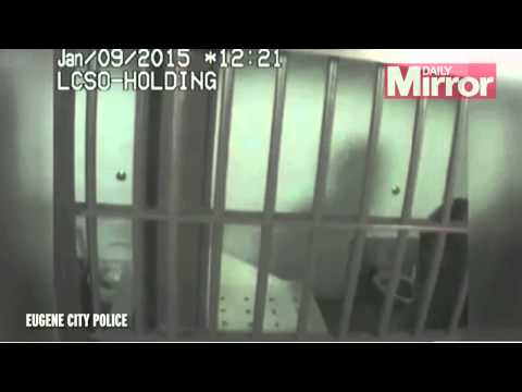 سجين يوسع نفسه ضربًا ليتهم الشرطة بالاعتداء عليه