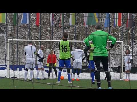 شاهد مارادونا يخطف الأنظار في مباراة أساطير العالم