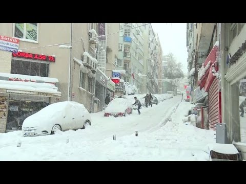 عاصفة ثلجية تشل الحركة في مدينة إسطنبول في تركيا
