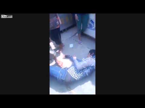 مواطنون يسحلون حرامي في أحد شوارع كمبوديا