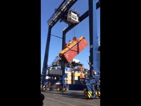 سقوط “كونتينر” مجهول الحمولة في الكويت