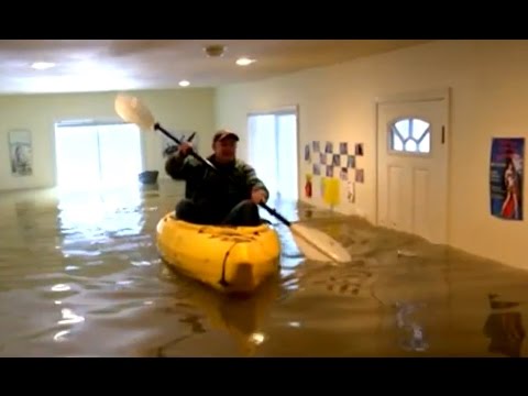 أمريكية تتجول داخل منزلها بقارب