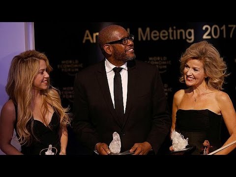 بالفيديو  مؤتمر دافوس يكرم عددًا من الفنانين