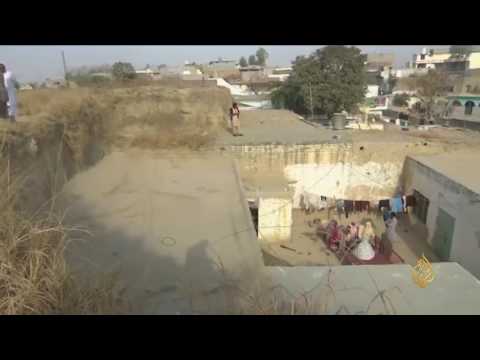 باكستانيون يتخذون الكهوف بيوتًا بسبب غلاء العقارات