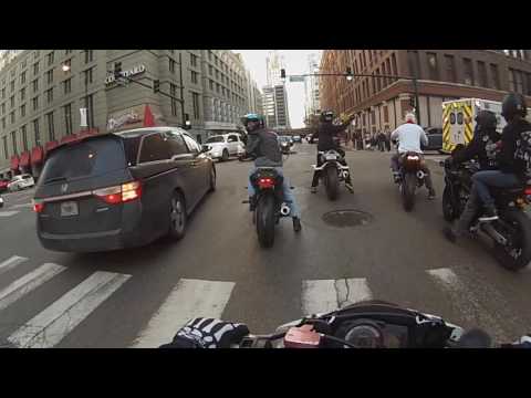 شرطي أميركي يضرب وجه سائق موتوسيكل بالقهوة