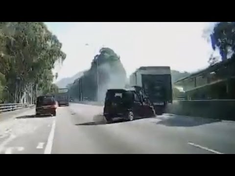 مسن يطارد الموت بسيارة