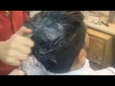 بالفيديو حلاق هندي يحلق شعر زبائنه بطريقة غريبة