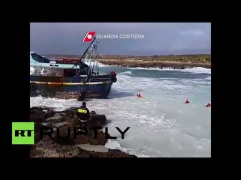 حرس السواحل ينقذ 14 شخصًا من سفينة مصرية